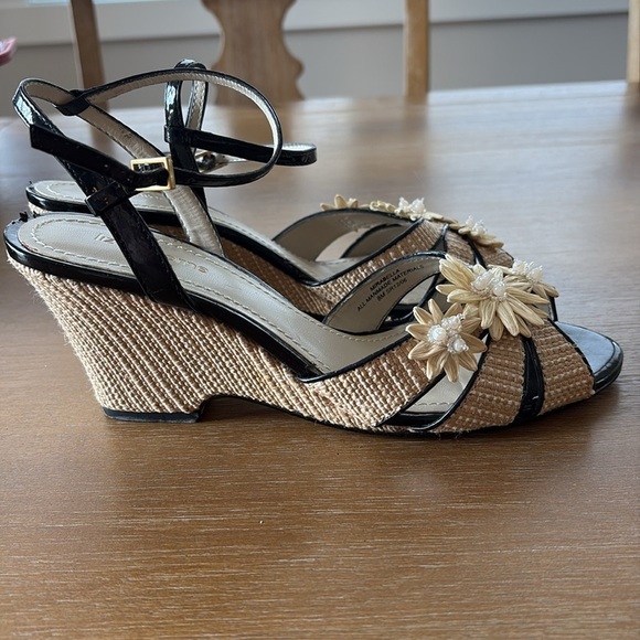 Liz Claiborne Raffia Flower Wedge Sandals 8 - Picture 4 of 8